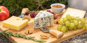 Beitragsbild des Blogbeitrags »Käse schließt den Magen« – aus unserer Reihe ‚Alltagsfragen‘