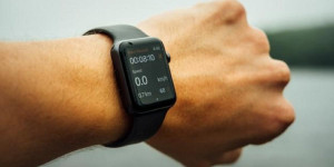 Beitragsbild des Blogbeitrags 5 Vorteile der Integration ihrer Smartwatch mit ihrem Smartphone