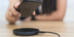 Beitragsbild des Blogbeitrags Schnellladegeräte vs. Langsamladegeräte: Was ist besser für ihr Handy?