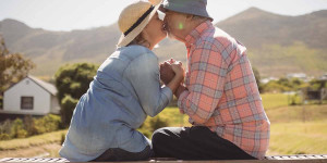 Beitragsbild des Blogbeitrags Studie: Diese 15 Faktoren halten Paare und Beziehungen zusammen 