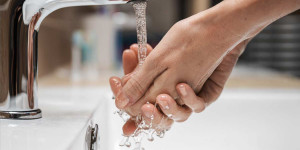 Beitragsbild des Blogbeitrags „Wer hat´s erfunden?“ – 5 unbekannte Fakten rund um die Handhygiene