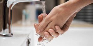 Beitragsbild des Blogbeitrags „Wer hat´s erfunden?“ – 5 unbekannte Fakten rund um die Handhygiene 