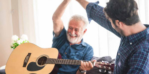 Beitragsbild des Blogbeitrags Gitarre, Klavier, Flöte & Co. – für ein Musikinstrument ist man nie zu alt