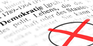 Beitragsbild des Blogbeitrags Große Mehrheit erkennt in Desinformation eine Gefahr für Demokratie