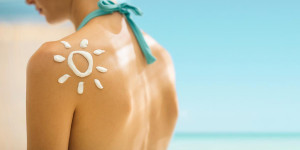 Beitragsbild des Blogbeitrags Sonne ohne Reue – Krebshilfe und Dermatolog•innen starten Hautkrebs-Präventions-Aktion