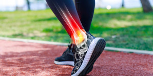Beitragsbild des Blogbeitrags Fußverletzungen beim Sport und im Alltag: Umknicken und Sprunggelenksverletzung vorbeugen und richtig behandeln