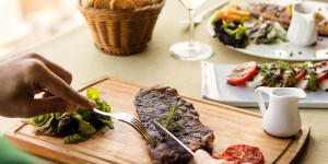 Beitragsbild des Blogbeitrags Steakmesser – die 7 besten Steakmesser 2022