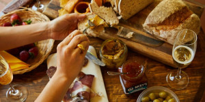 Beitragsbild des Blogbeitrags Charcuterie – die 5 besten Charcuterie Boards für Käse und Wurst 