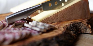 Beitragsbild des Blogbeitrags Käsemesser – die besten Messer für Hartkäse Weichkäse und Schnittkäse 
