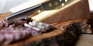 Beitragsbild des Blogbeitrags Käsemesser – die besten Messer für Hartkäse Weichkäse und Schnittkäse