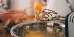 Beitragsbild des Blogbeitrags Test: KitchenAid Handmixer – Der Power-Mixer für jede Küche 