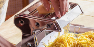 Beitragsbild des Blogbeitrags Die 6 besten Nudelmaschinen für perfekte Pasta zuhause 