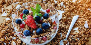 Beitragsbild des Blogbeitrags Die besten Müsli to go Becher 2023 im großen Vergleichstest