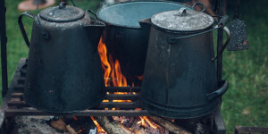 Beitragsbild des Blogbeitrags Leicht und praktisch: Camping Kochgeschirr 2023 im Vergleich