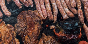 Beitragsbild des Blogbeitrags Perfektes BBQ: Die 6 besten Keramikgrills 2023 im Vergleich 