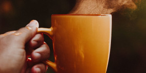 Beitragsbild des Blogbeitrags Kalter Kaffee ade: Die besten 6 Tassenwärmer im Vergleich 