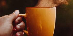 Beitragsbild des Blogbeitrags Kalter Kaffee ade: Die besten 6 Tassenwärmer im Vergleich