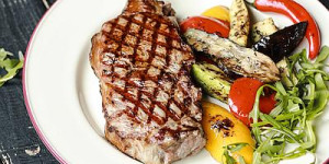 Beitragsbild des Blogbeitrags 5 Grillpfannen aus Gusseisen im Test: Welche überzeugt?