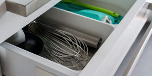 Beitragsbild des Blogbeitrags Chaos adé – die besten Küchenschubladen-Organizer im Test