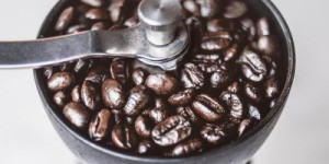 Beitragsbild des Blogbeitrags Perfekt gemahlen – die 8 besten Handkaffeemühlen im Test