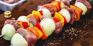 Beitragsbild des Blogbeitrags Echtes Schaschlik – die besten Mangal Grills 2024 im Test