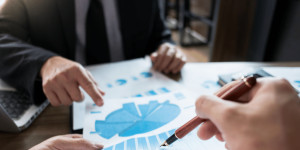 Beitragsbild des Blogbeitrags MSCI World und MSCI Emerging Markets ETF im Vergleich
