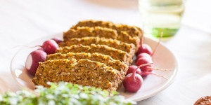 Beitragsbild des Blogbeitrags Karotten-Kurkuma Buchweizenbrot