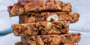 Beitragsbild des Blogbeitrags Saftiges Apfel-Nuss-Brot