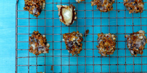 Beitragsbild des Blogbeitrags Dattel Pralinen mit Mandelkrokant