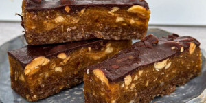 Beitragsbild des Blogbeitrags NoBake Mandel-Peanutbutter-Schnitten 