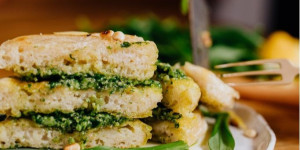 Beitragsbild des Blogbeitrags Sauerteig-Crumpets mit Bärlauchpesto