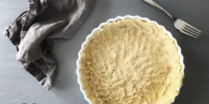 Beitragsbild des Blogbeitrags No-Roll Chickpea Three Ingredient Pie Crust  