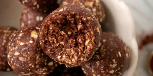Beitragsbild des Blogbeitrags Schnelle Schokoladen-Dattel-Energiebällchen ohne Ofen 
