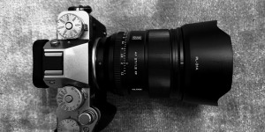 Beitragsbild des Blogbeitrags Review: Das Viltrox 27mm 1.2 PRO – Lichtstark, scharf und ideal für die Streetfotografie