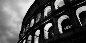 Beitragsbild des Blogbeitrags Das Kolosseum bei Tag und Nacht: Eine Fotoreise durch das Antike Rom 