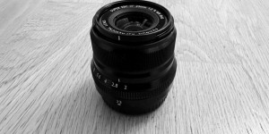 Beitragsbild des Blogbeitrags Review: Das Fujifilm 23mm F2 R WR – Klein, unauffällig & wetterfest 