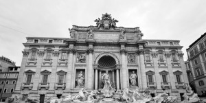 Beitragsbild des Blogbeitrags Rom in Monochrom: Gedränge am Trevi-Brunnen 