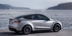 Beitragsbild des Blogbeitrags Tesla Model Y Änderungen: die Modellpflege Timeline (2021-2024)