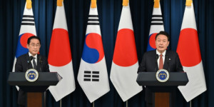 Beitragsbild des Blogbeitrags Tokio und Seoul versuchen, das historische Kriegsbeil zu begraben, und bejubeln eine „neue Zukunft“ für die Beziehungen