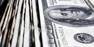 Beitragsbild des Blogbeitrags “Bedrohungen für die Dominanz des US-Dollars sind hauptsächlich innerhalb des Landes, nicht durch Währungen der BRICS oder des chinesischen Yuan”
Kürzerer Titel: Bedrohung für US-Dollar-Dominanz inländisch, nicht durch BRICS oder Yuan.