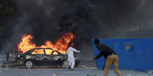 Beitragsbild des Blogbeitrags Nach der Verhaftung des ehemaligen pakistanischen Premierministers Khan kommt es zu Zusammenstößen zwischen der Polizei und Demonstranten 