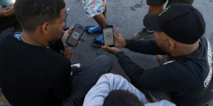 Beitragsbild des Blogbeitrags Migranten kämpfen an US-Grenze mit fehlerhafter App 