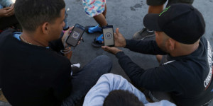 Beitragsbild des Blogbeitrags Migranten kämpfen an US-Grenze mit fehlerhafter App