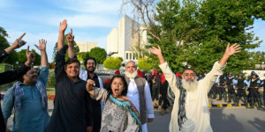 Beitragsbild des Blogbeitrags Pakistans Ex-Premierminister Khan erscheint nach „rechtswidriger“ Festnahme vor Gericht 