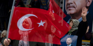 Beitragsbild des Blogbeitrags Erdogan leitet Gebete, während er für das politische Leben kämpft 