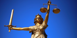 Beitragsbild des Blogbeitrags Coinbase nutzt rechtliche und politische Hilfe im Kampf gegen die SEC