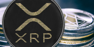 Beitragsbild des Blogbeitrags XRP/USD verschenkte die Hälfte der Gewinne von 2023.  Ein rückläufiger Kanal deutet auf weitere Schwäche hin. 