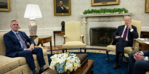 Beitragsbild des Blogbeitrags Biden und McCarthy treffen sich am Dienstag erneut zu Gesprächen über die Schuldengrenze