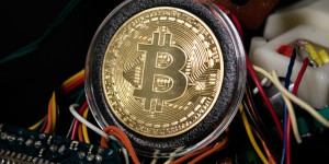 Beitragsbild des Blogbeitrags Bitcoin stürzt unter 27.000 US-Dollar, da Miner Verkaufserscheinungen zeigen