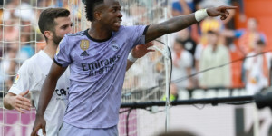 Beitragsbild des Blogbeitrags „Vinicius ist Opfer“: Ancelotti kritisiert das „Problem“ der spanischen Liga mit Rassismus 